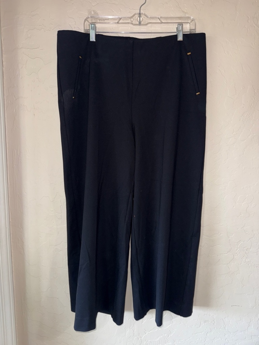 Chicos black wide leg cropped pull on trouser pants elastic waist size 16